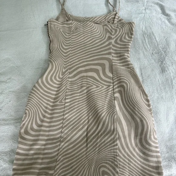 Elegant Beige Patterned Dress - Picture 5 of 8
